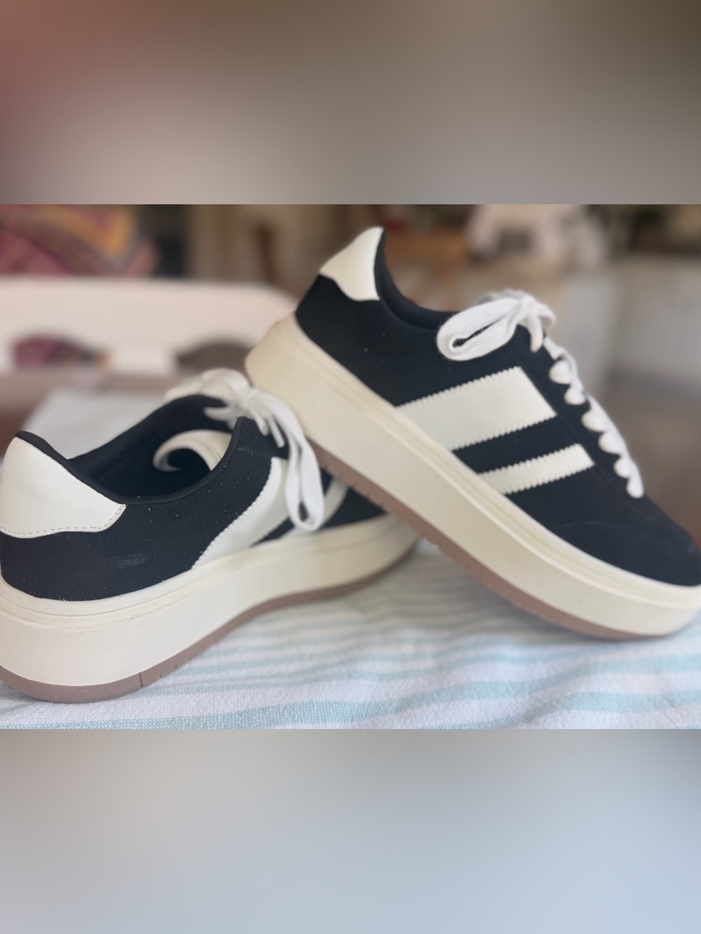 Women’s Classic size 9 Low-Top Sneakers in Black and White